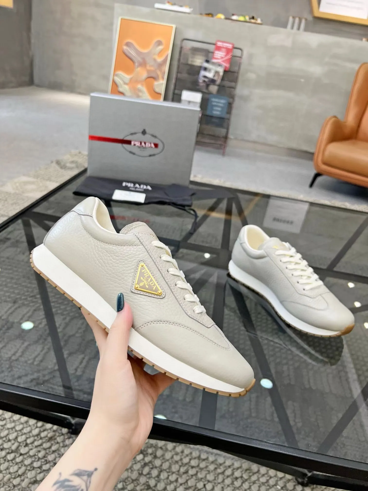 Factory price: 400💰Prada new men's leather sports shoes, the highest version on the market, any comparison is welcome🆚! The original leather has excellent texture and is super high-end! Fetal sheep net lining imported from Italy, removable pad! Luxurious materials and fine workmanship, highly recommended! Code number: 38-44, customized 45